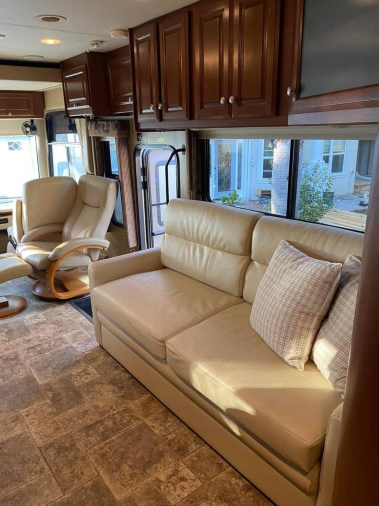 A photo of this 2013 Thor Motor Coach PALAZZO 33 2