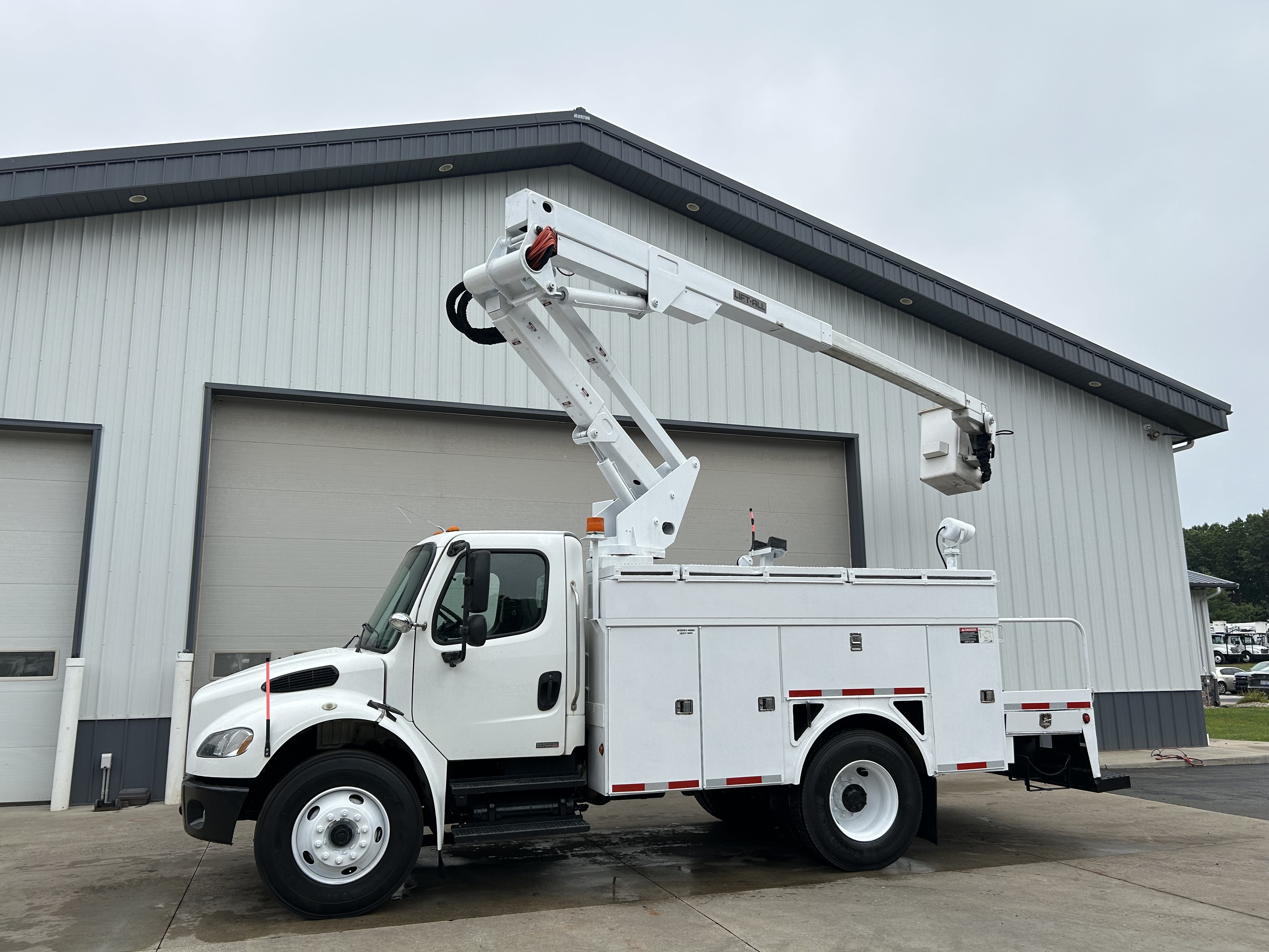 2007 FREIGHTLINER BUSINESS CLASS M2 106 in Battle Creek, MI