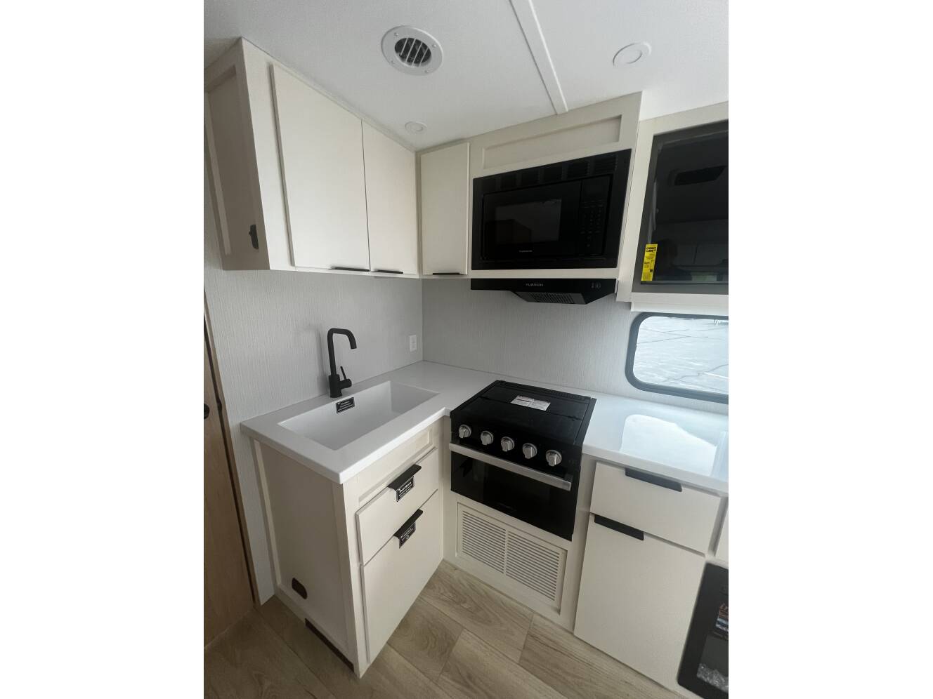 A photo of this 2026 Winnebago THRIVE 25RLS