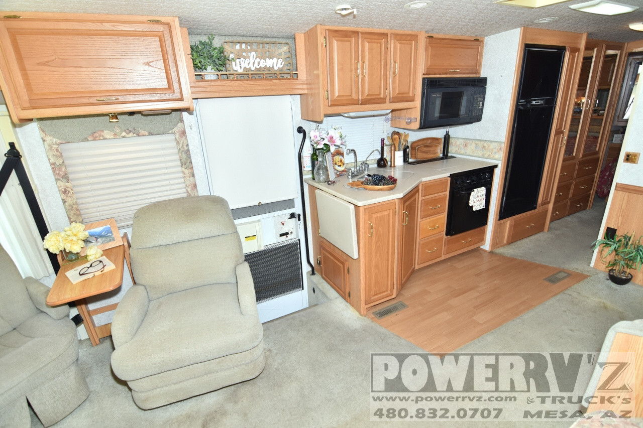 2001 Winnebago adventurer 32v