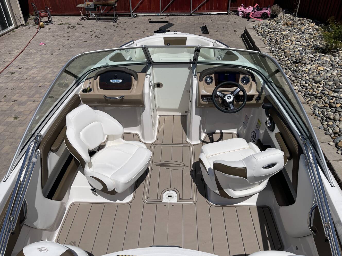 A photo of this 2021 Chaparral 21 H2o Ski & Fish