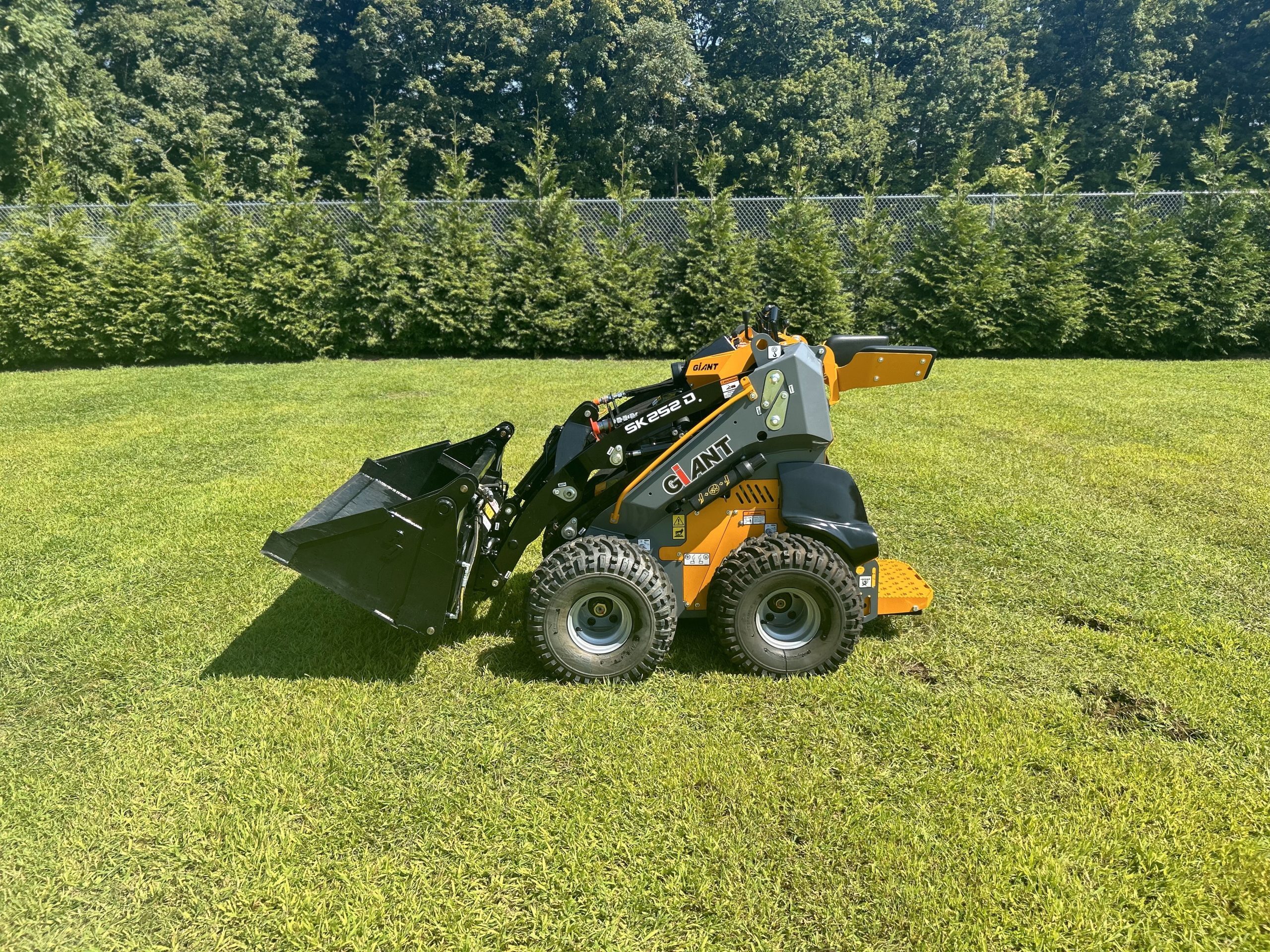 2023 GIANT SK252D in Spring City, PA