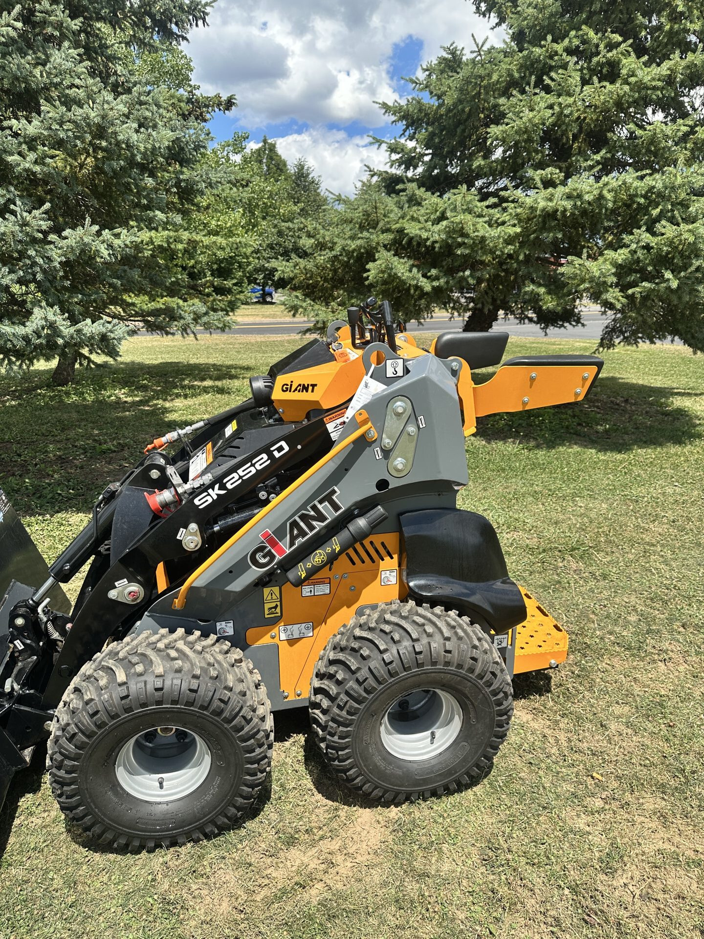 2023 GIANT SK252D in Spring City, PA