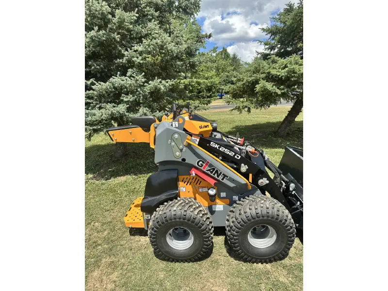 2023 GIANT SK252D