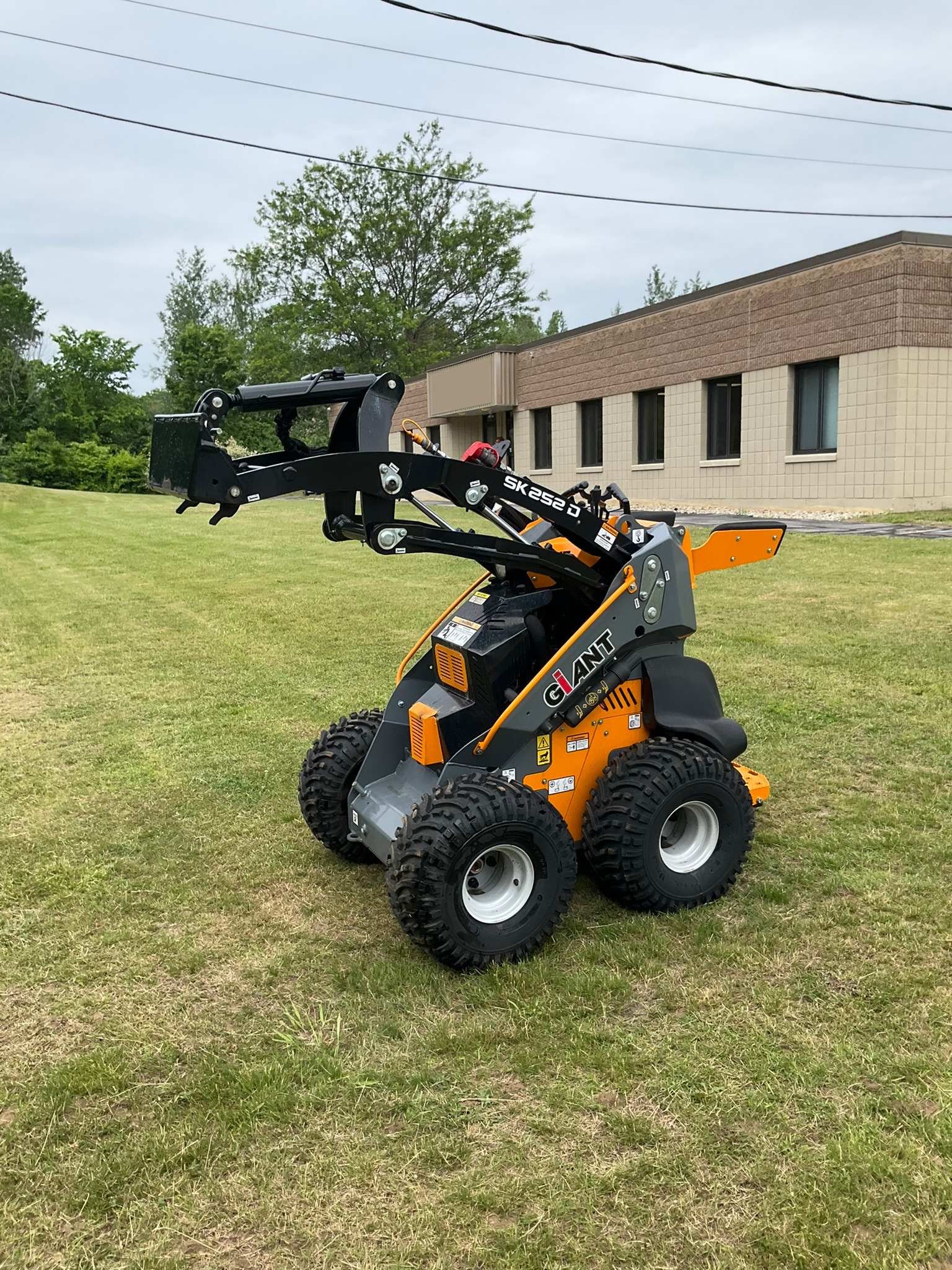 2023 GIANT SK252D in Spring City, PA