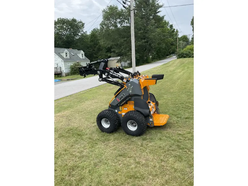 2023 GIANT SK252D