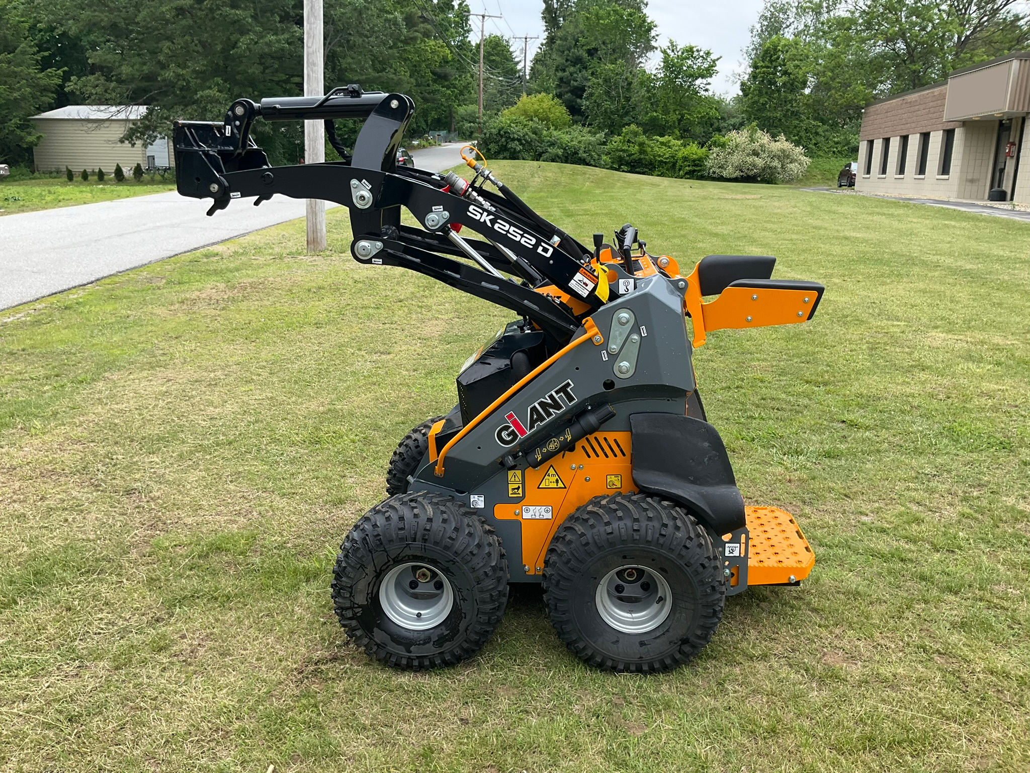 2023 GIANT SK252D in Spring City, PA