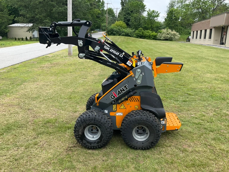 2023 GIANT SK252D