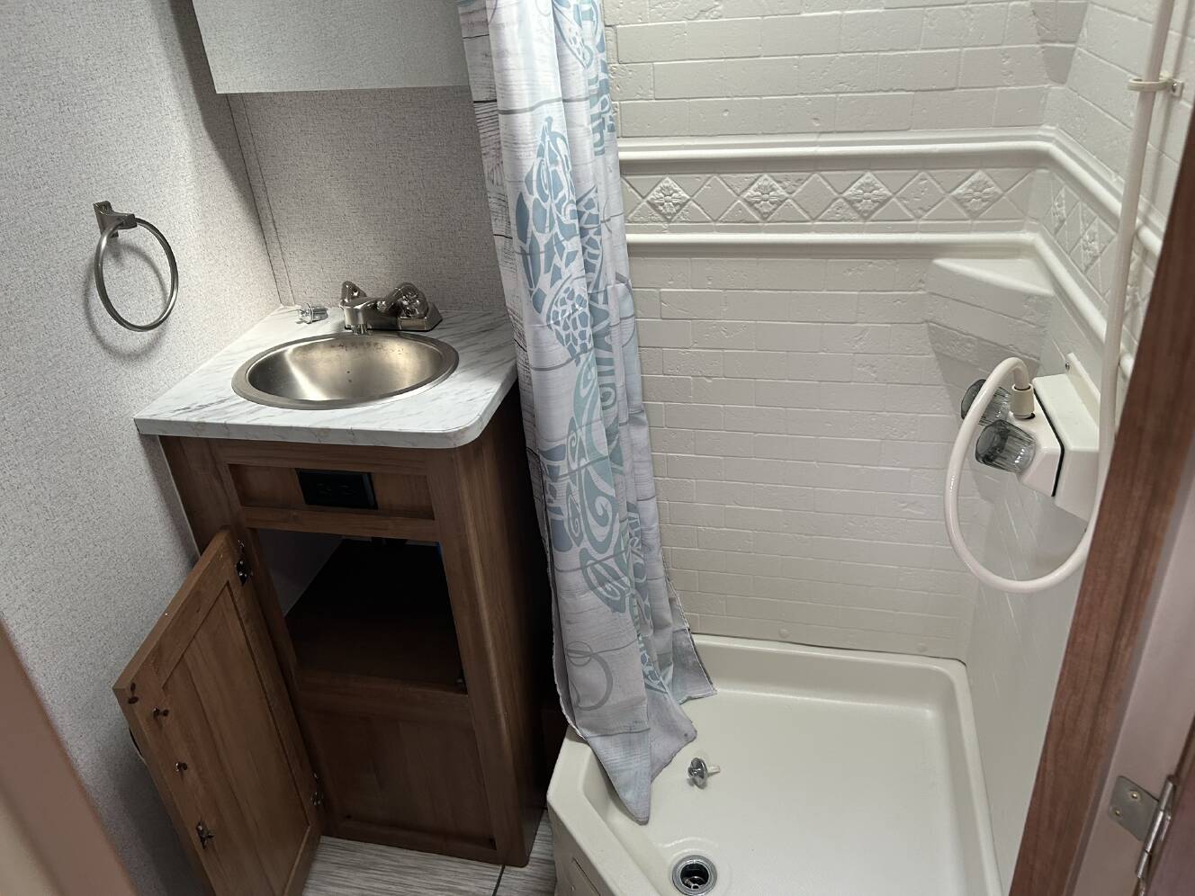 A photo of this 2021 Genesis Supreme Rv SEA BREEZE 18 RBS