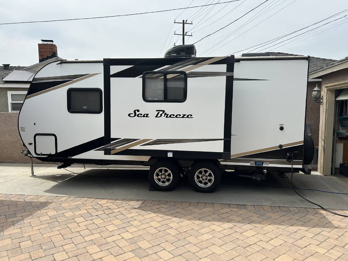 A photo of this 2021 Genesis Supreme Rv SEA BREEZE 18 RBS