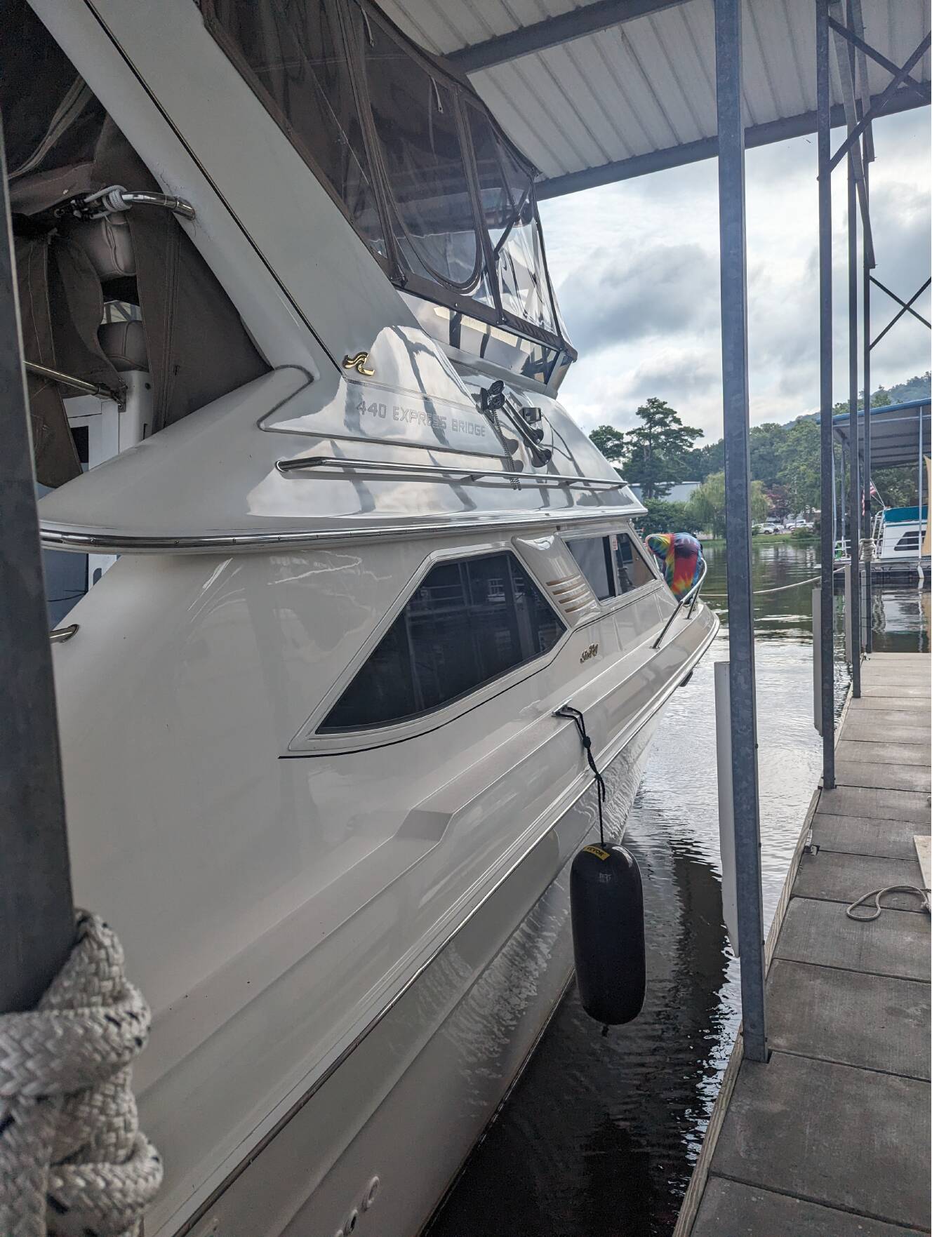 A photo of this 1998 Sea Ray 440 Express Bridge