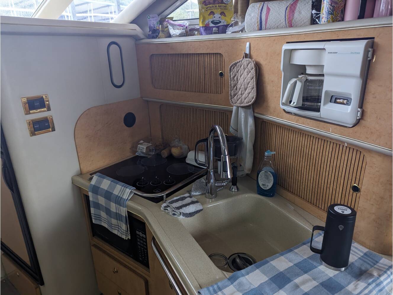 A photo of this 1998 Sea Ray 440 Express Bridge