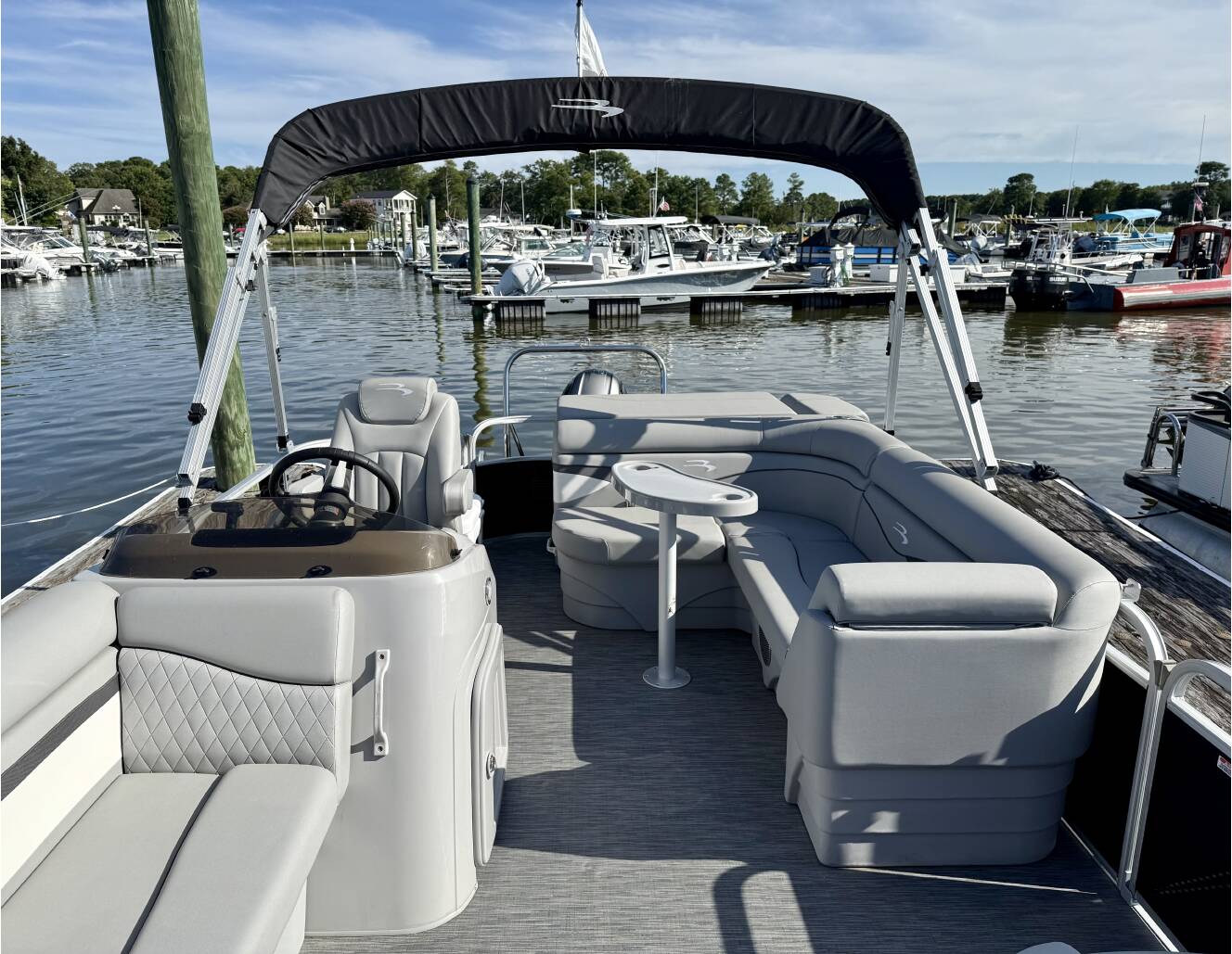 A photo of this 2023 Bennington 20 Svl