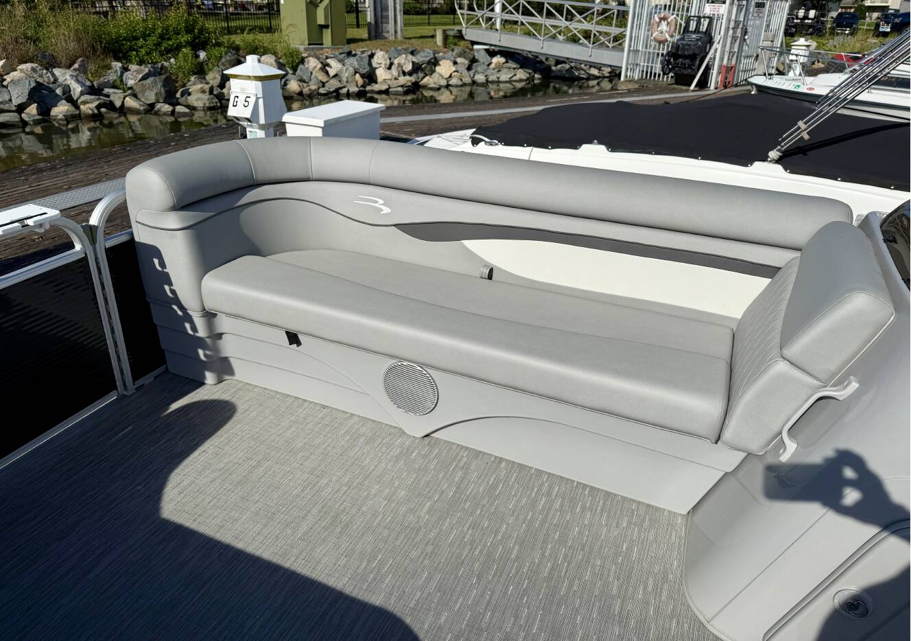 A photo of this 2023 Bennington 20 Svl