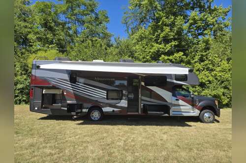 2021 Thor Motor Coach Magnitude Super C RB34 in piqua OH