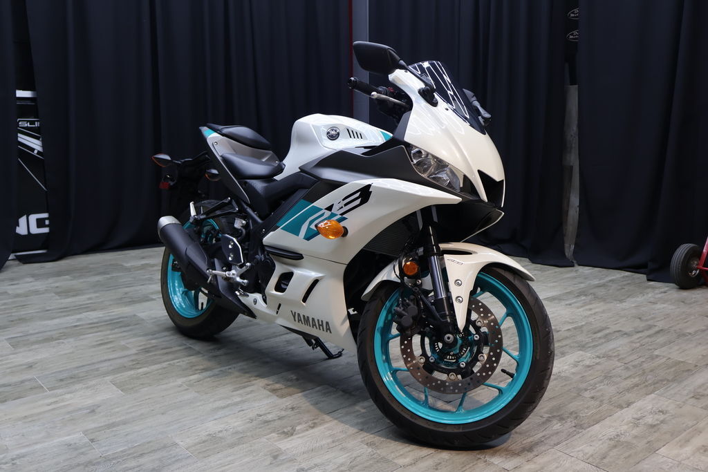 【YAMAHA】 Puig Z-Racing Windscreen Kawasaki ZX-4R / ZX-4RR 2023-2025