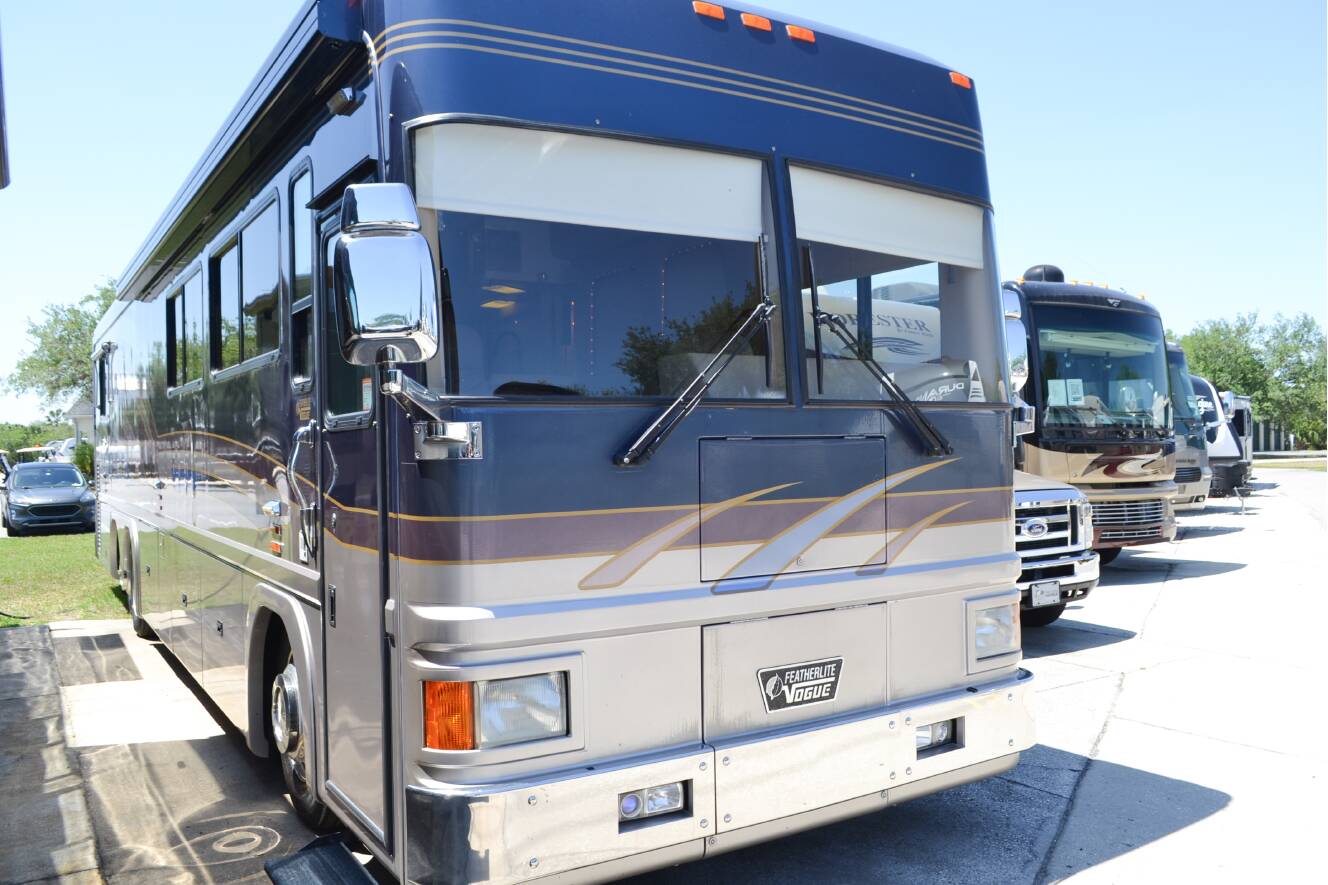 A photo of this 2000 Featherlite Coaches VOGUE