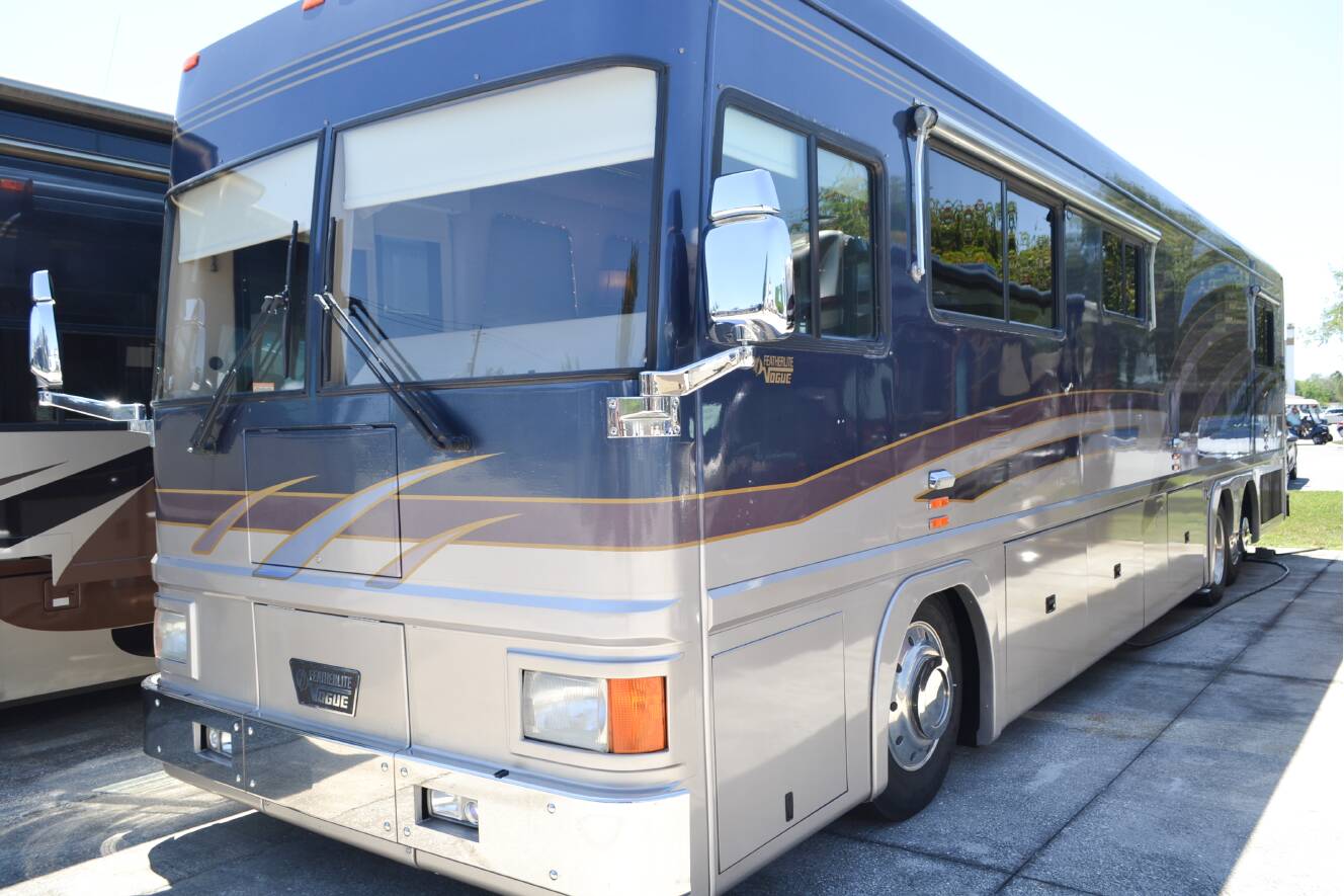 A photo of this 2000 Featherlite Coaches VOGUE