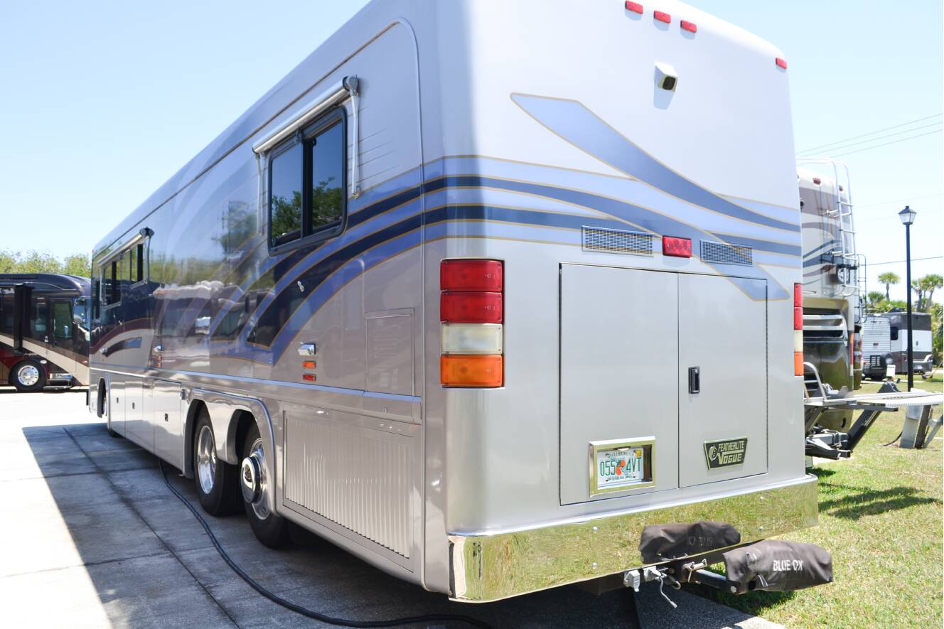 A photo of this 2000 Featherlite Coaches VOGUE