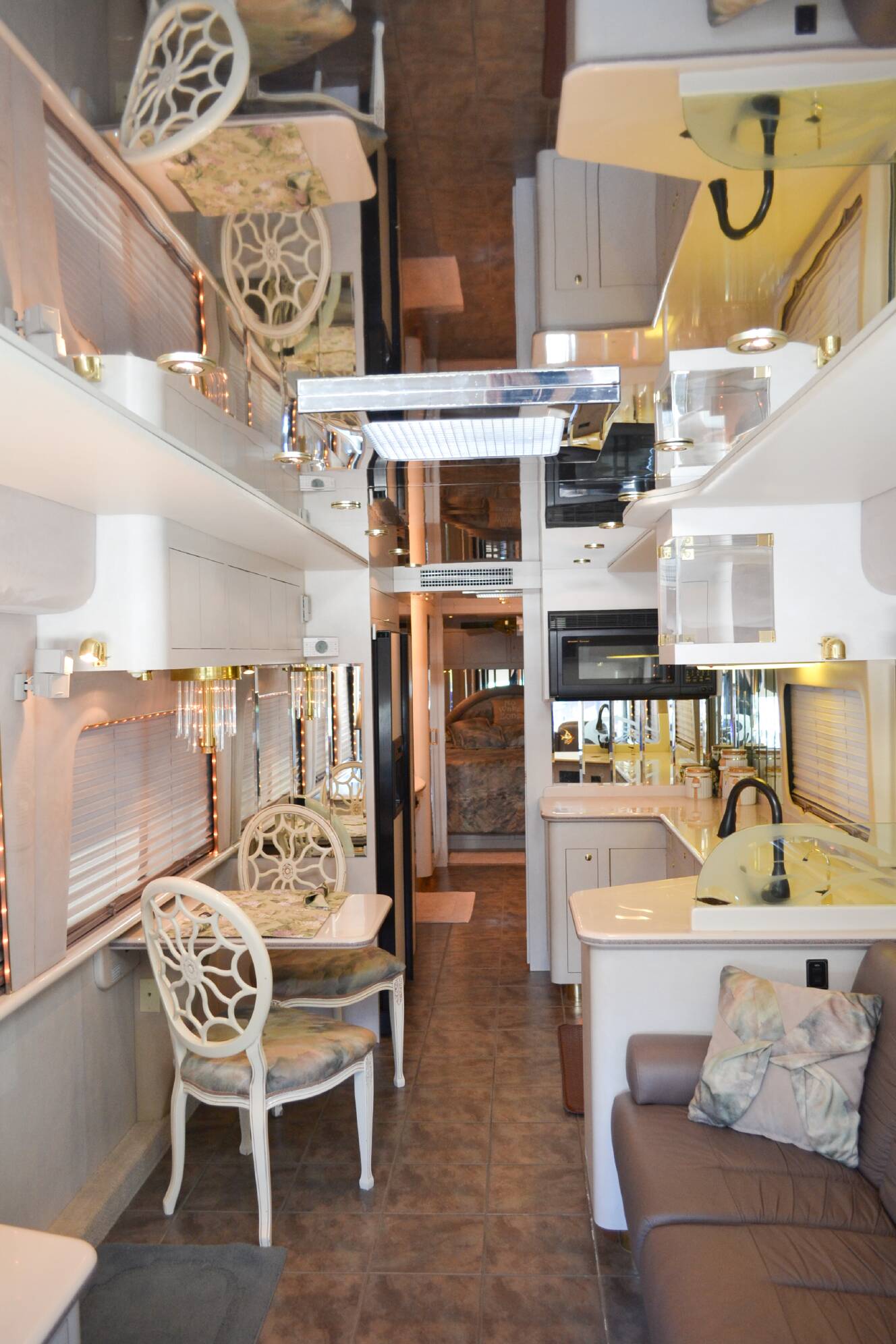 A photo of this 2000 Featherlite Coaches VOGUE