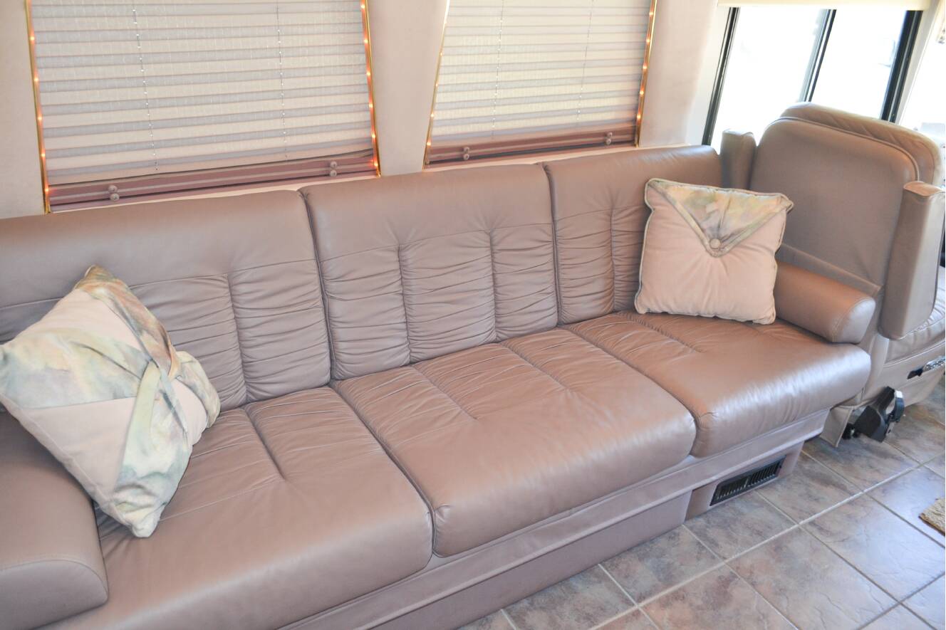 A photo of this 2000 Featherlite Coaches VOGUE