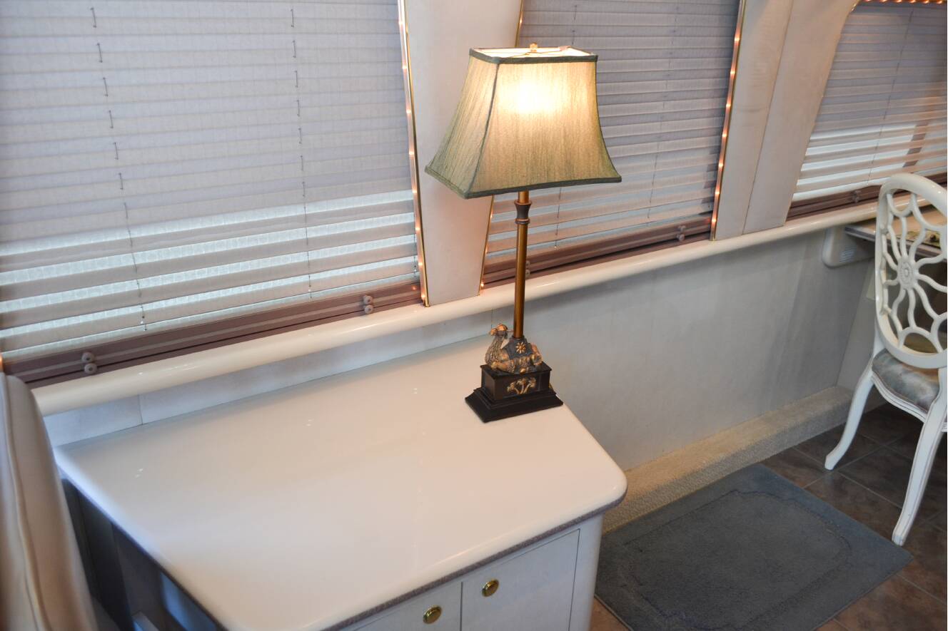 A photo of this 2000 Featherlite Coaches VOGUE