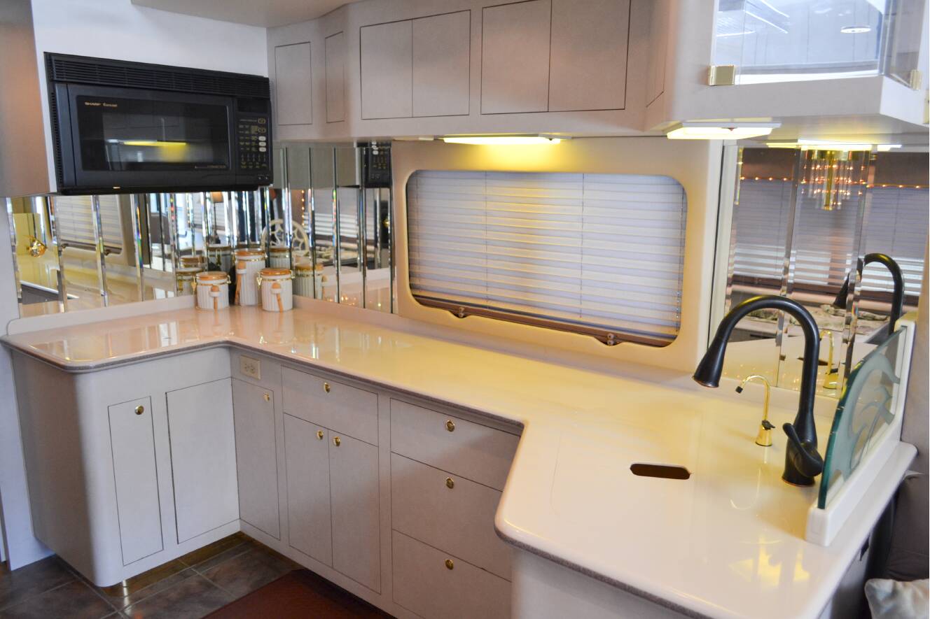 A photo of this 2000 Featherlite Coaches VOGUE