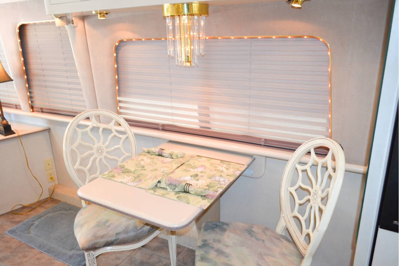 A photo of this 2000 Featherlite Coaches VOGUE