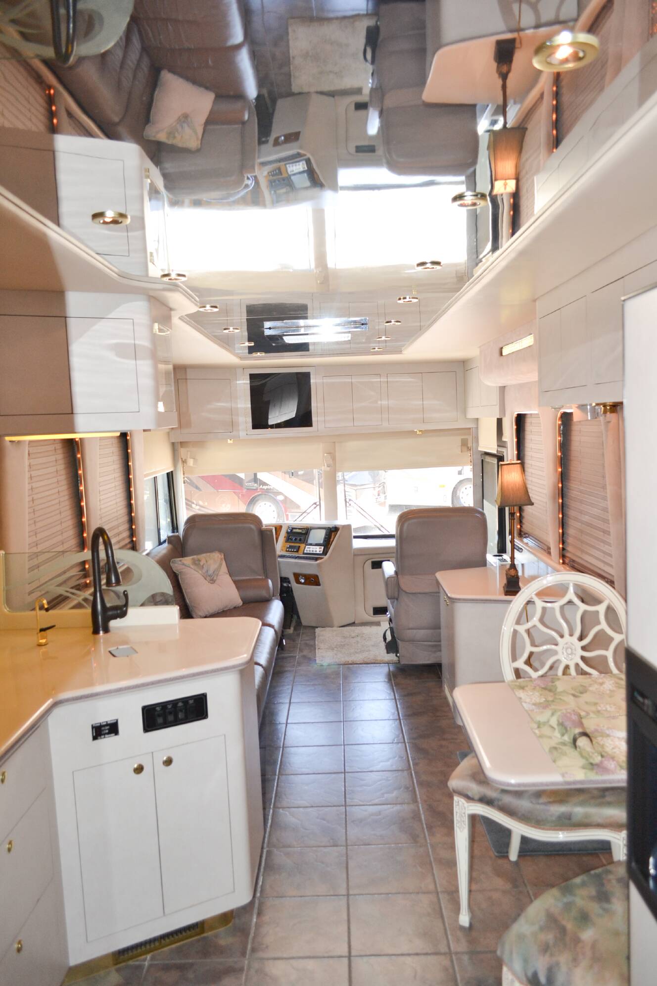 A photo of this 2000 Featherlite Coaches VOGUE