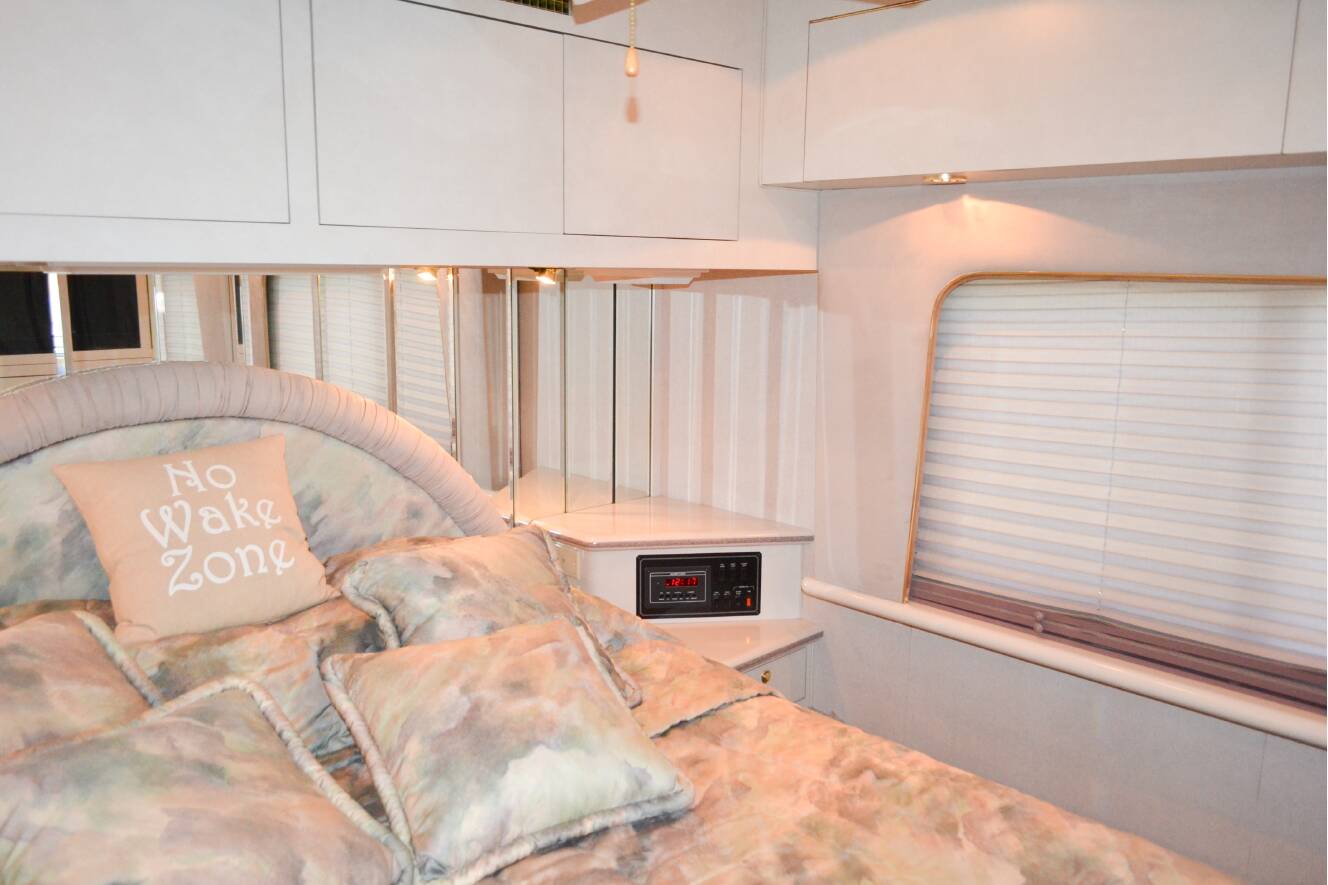 A photo of this 2000 Featherlite Coaches VOGUE