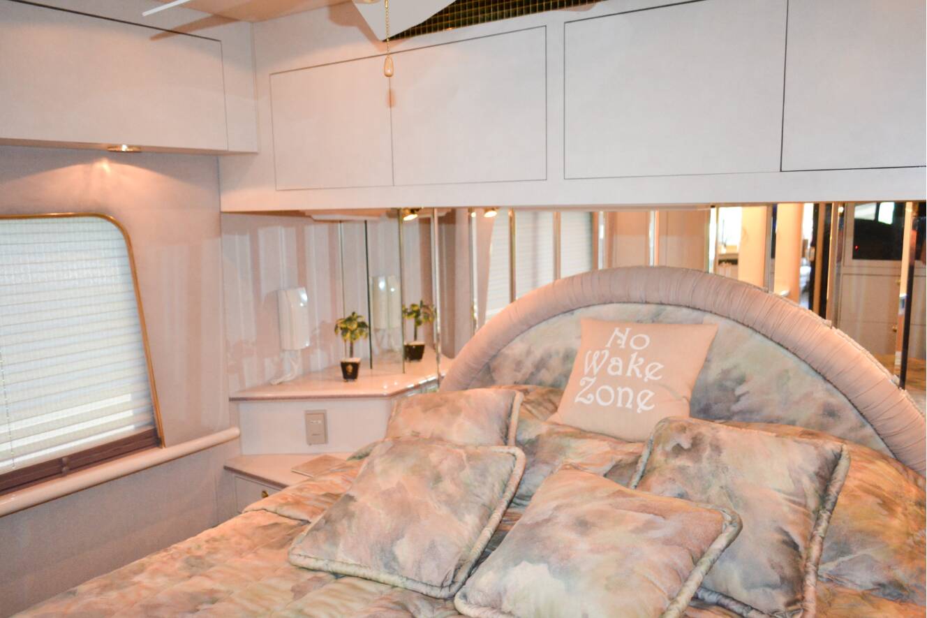 A photo of this 2000 Featherlite Coaches VOGUE