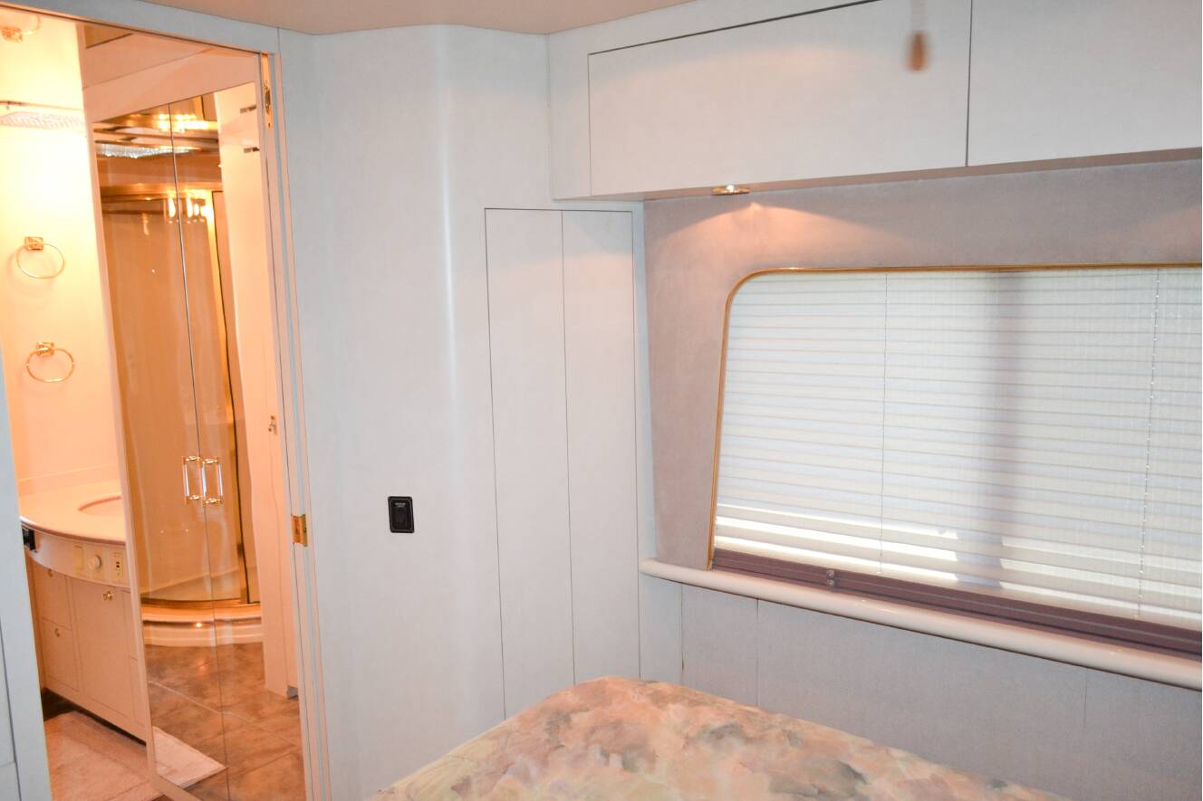 A photo of this 2000 Featherlite Coaches VOGUE