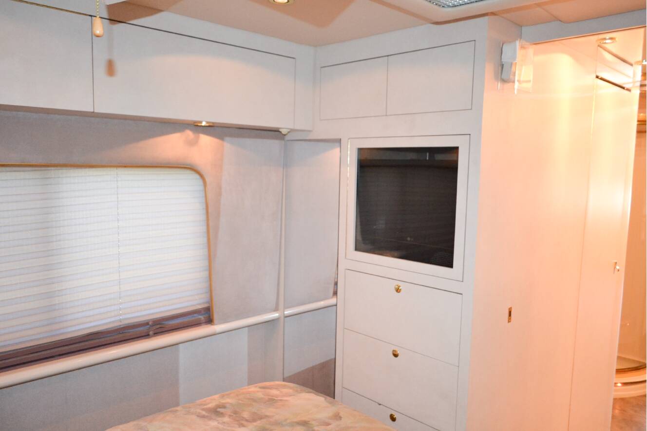 A photo of this 2000 Featherlite Coaches VOGUE
