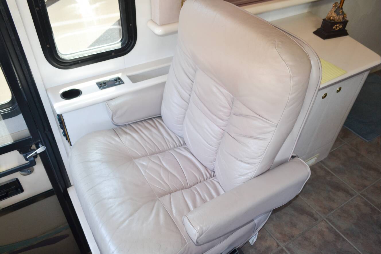 A photo of this 2000 Featherlite Coaches VOGUE