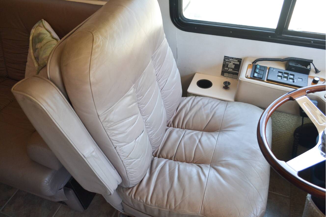 A photo of this 2000 Featherlite Coaches VOGUE