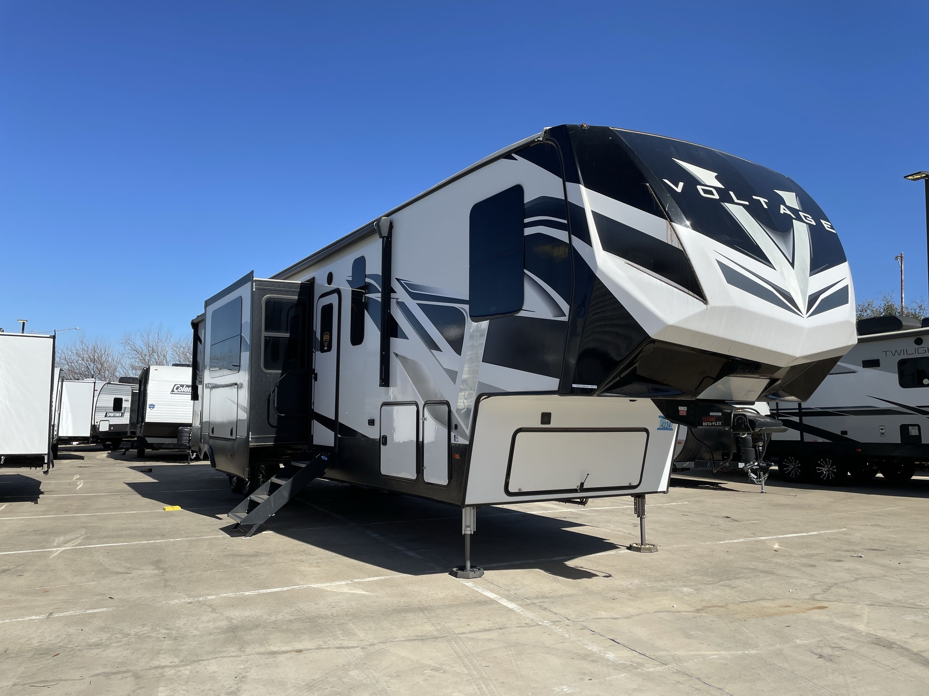 VILE/VAN ミストレス【KR】LO-4015-K New 2022 Dutchmen RV Voltage 4015 Toy Hauler Fifth Wheel at