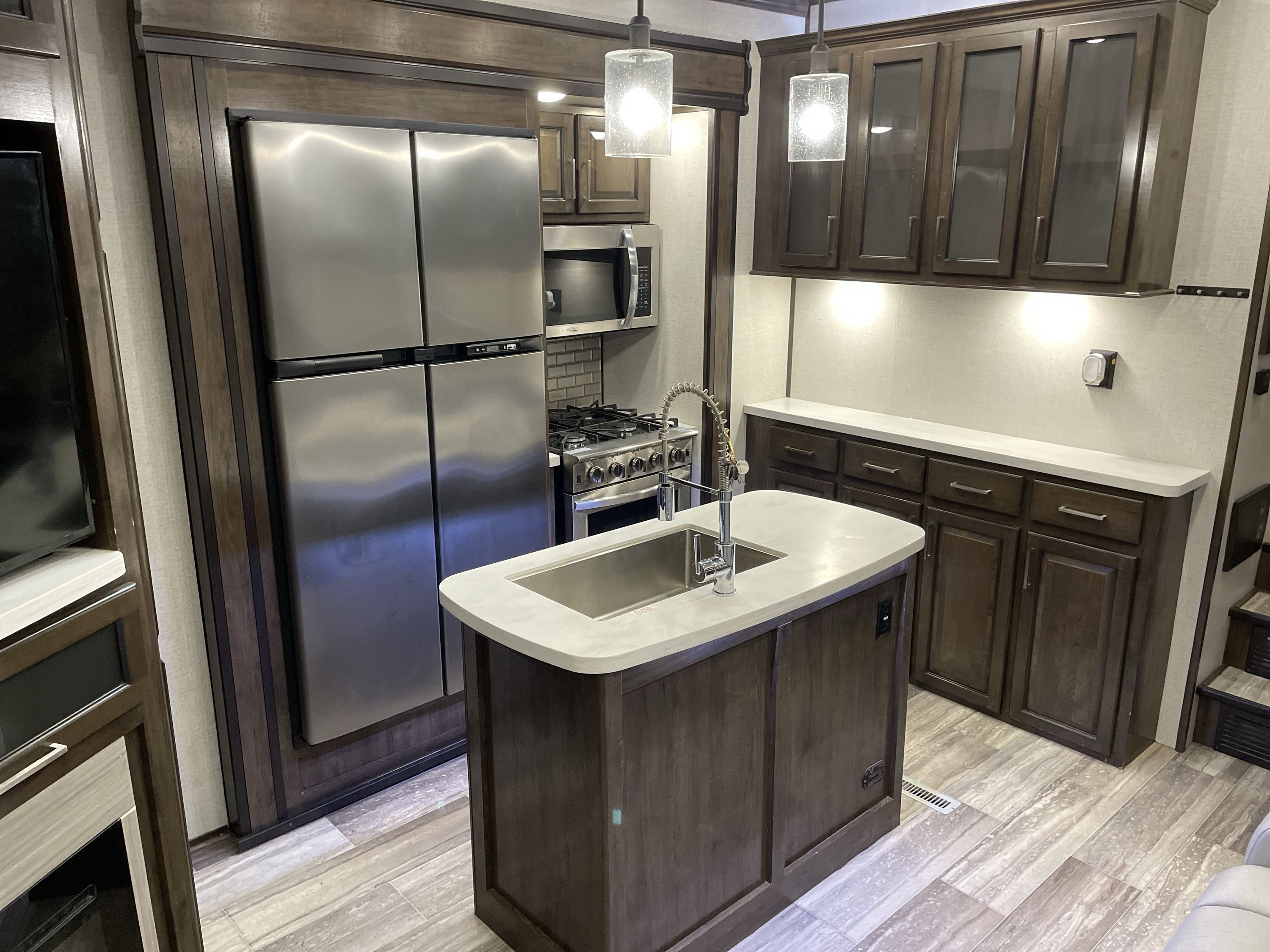 VILE/VAN ミストレス【KR】LO-4015-K New 2022 Dutchmen RV Voltage 4015 Toy Hauler Fifth Wheel at