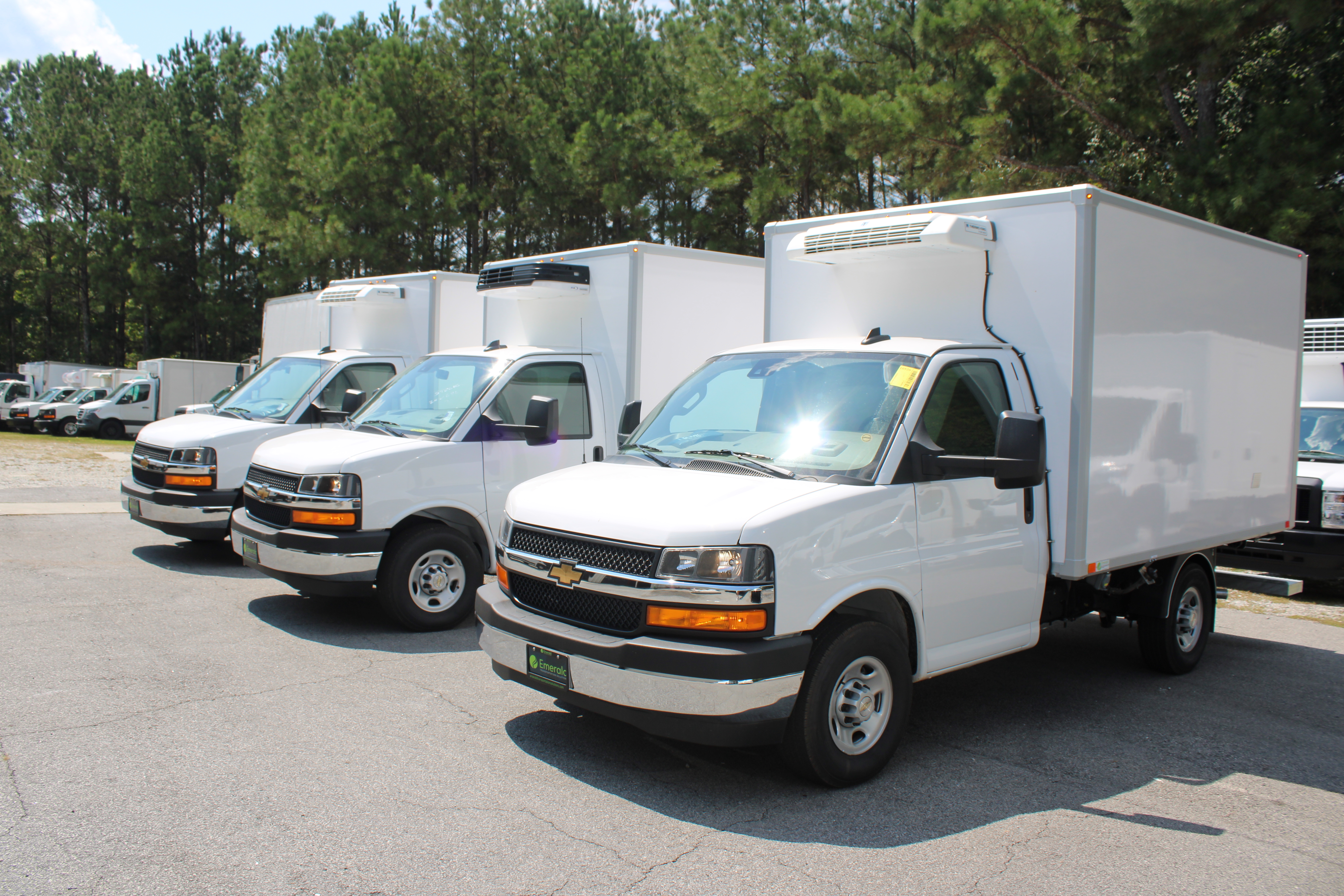 2025 Chevrolet Express Cutaway 3500 photo 2