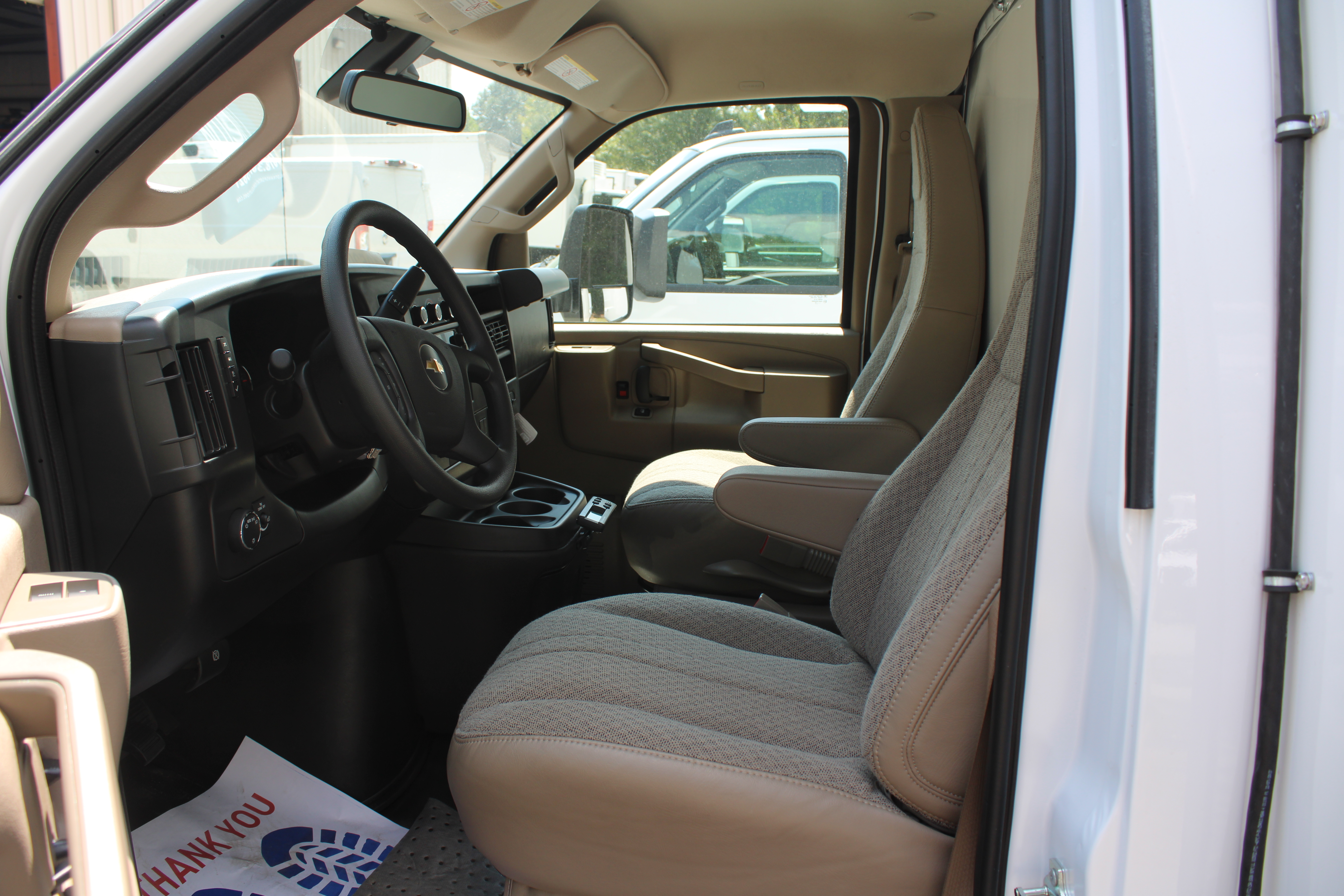 2025 Chevrolet Express Cutaway 3500 photo 4