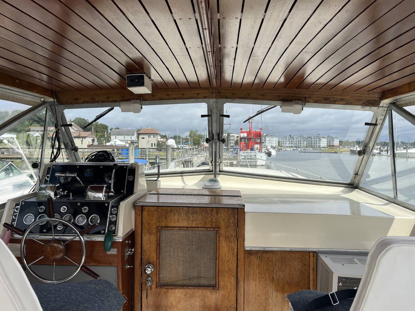 A photo of this 1966 Chris-Craft 38 Commander