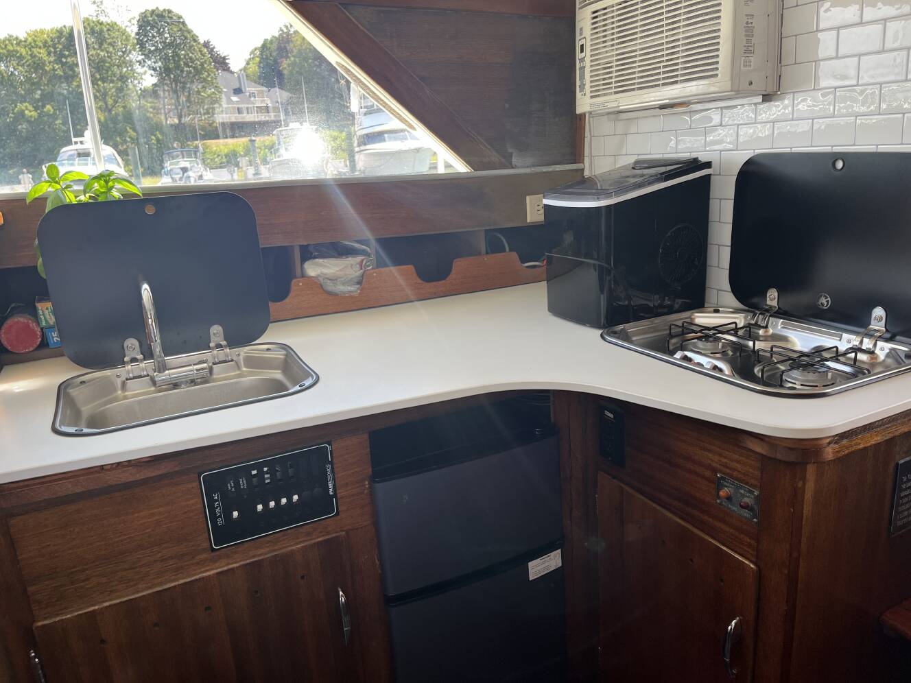 A photo of this 1966 Chris-Craft 38 Commander