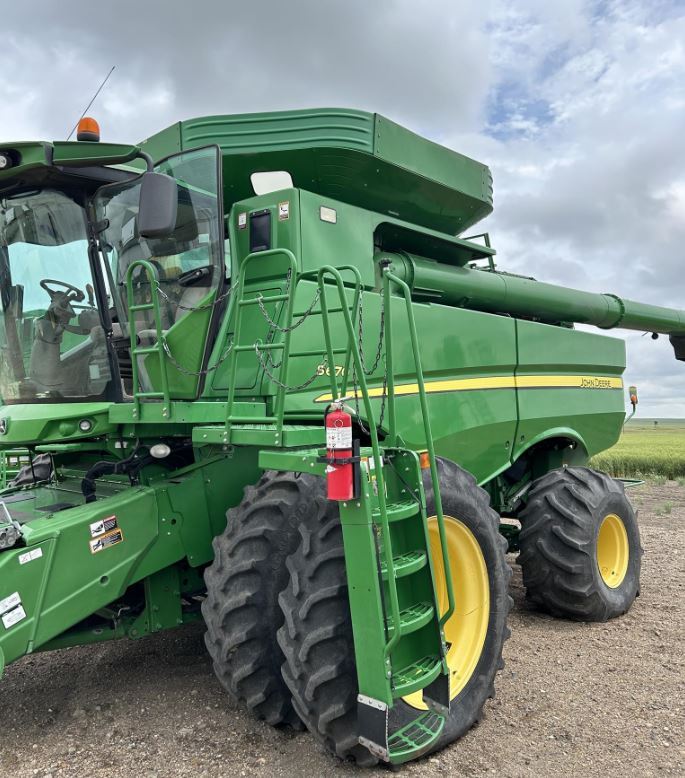 2013 JOHN DEERE S670 Combine in Pukwana, SD