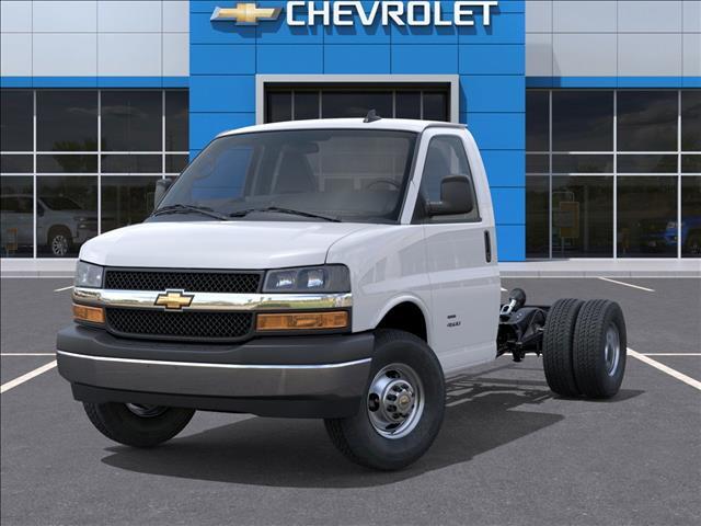 2025 Chevrolet Express 3500 Work Van Cutaway photo 2