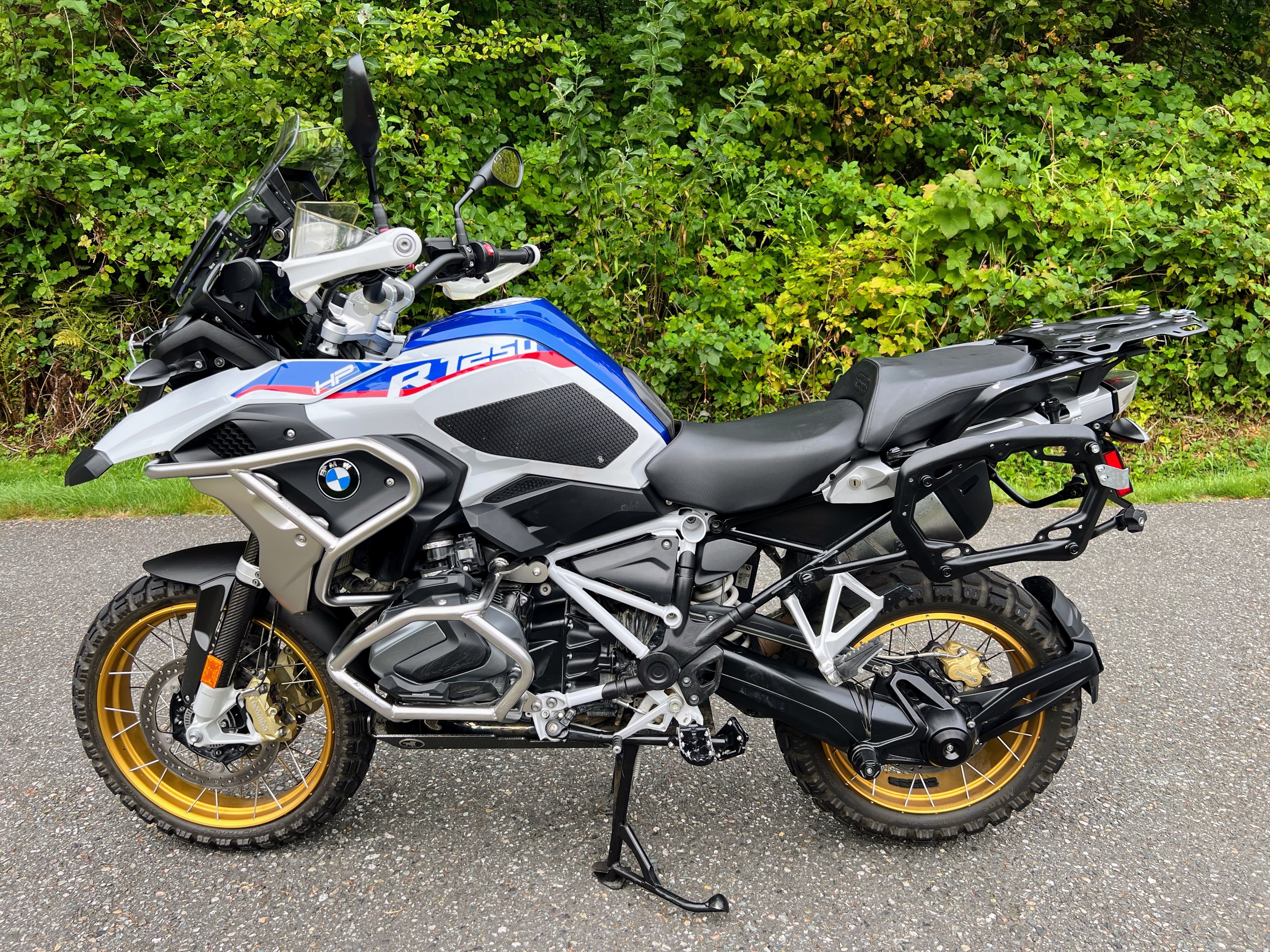 GS ADV The BEAST now has received new GIVI Crash Bars, Chaft Fog