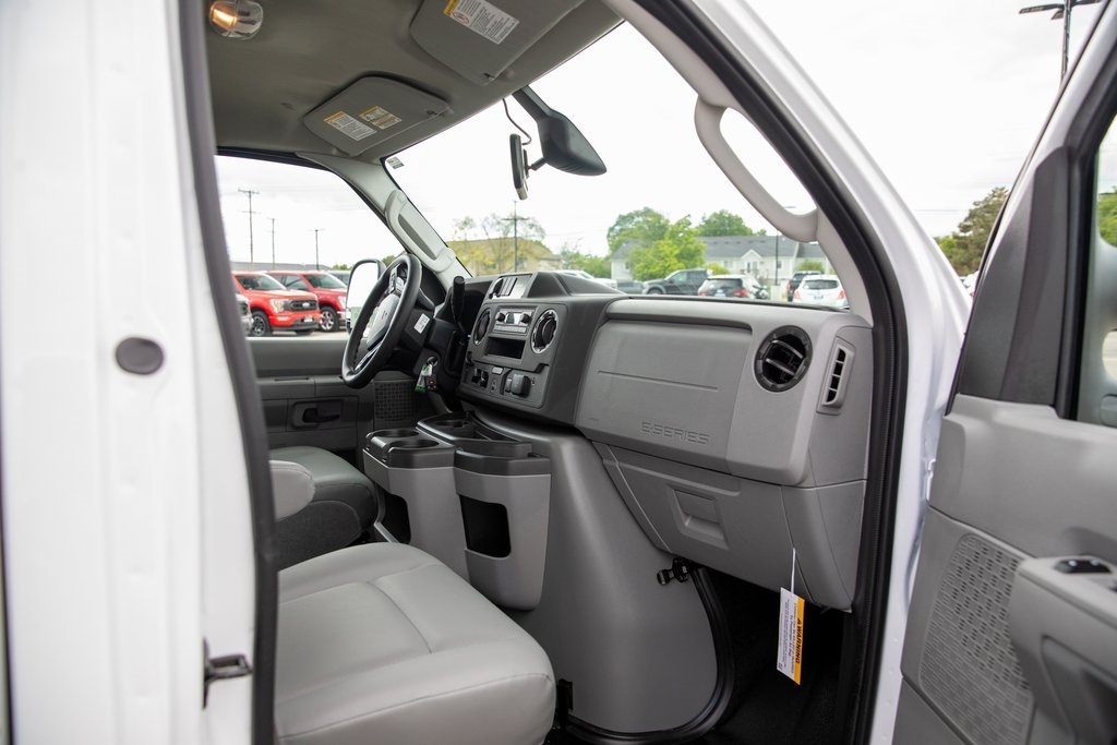 2026 Ford E-450 photo 19