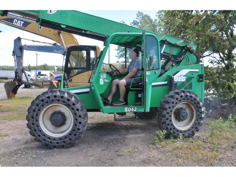 2013 JLG 6042