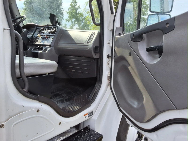 2012 FREIGHTLINER BUSINESS CLASS M2 106