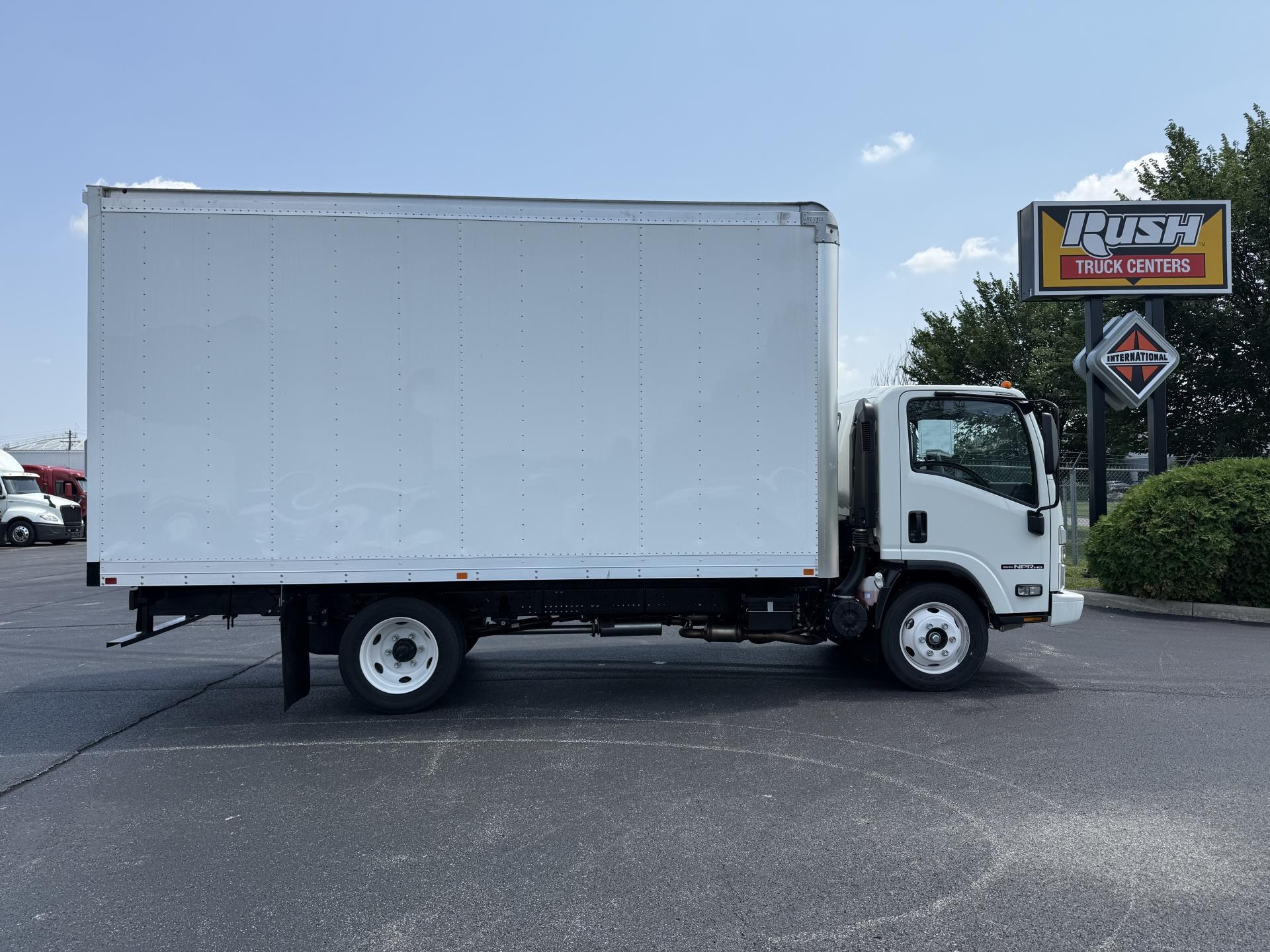 2025 Isuzu NPR photo 5