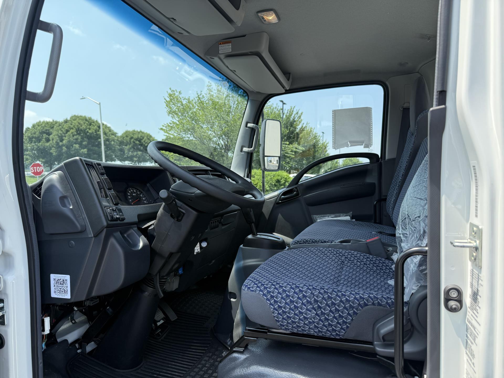 2025 Isuzu NPR photo 12