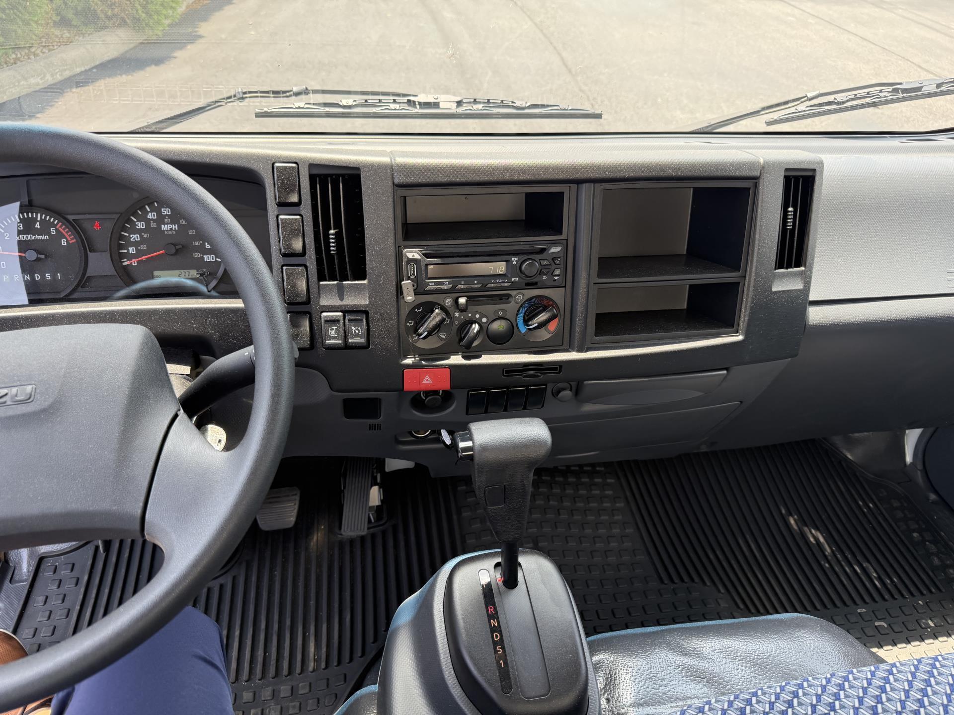 2025 Isuzu NPR photo 14